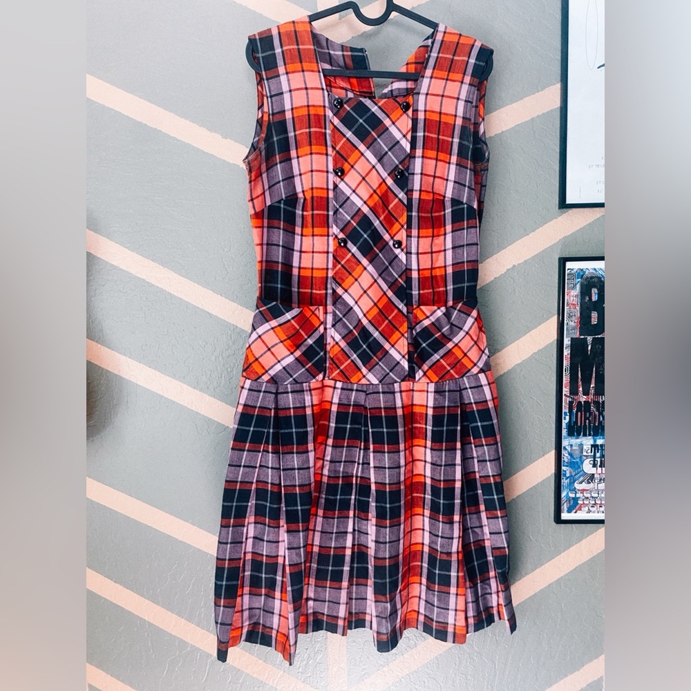 Plaid vintage (unmarked) plaid dress. Excellent condition. Size 4